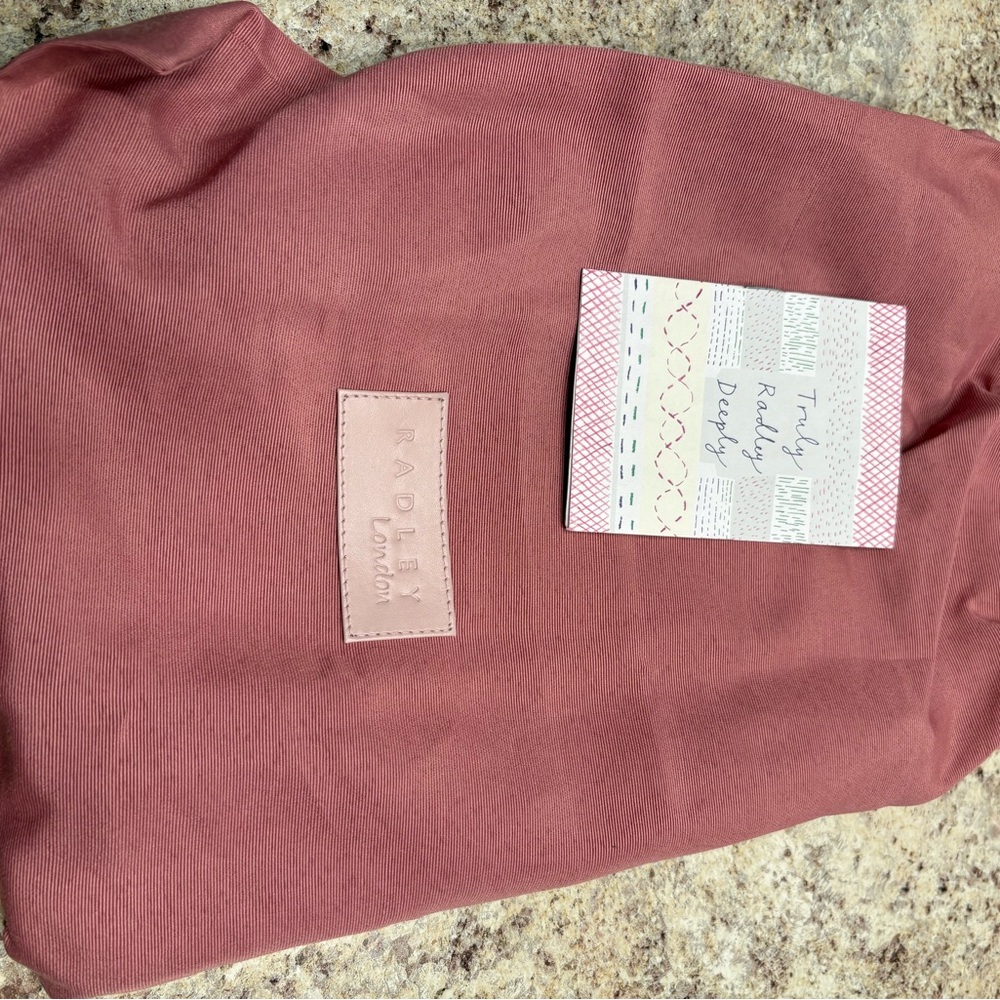 Radley London bag with cute button accents 
Hang Tag
Original dust cover - Picture 11 of 11